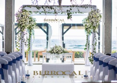 Imagen frontal. Decoración floral para Jupá / Palio nupcial , ceremonia boda. Romanticismo a pie de playa!