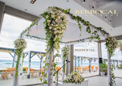 Imagen lateral. Decoración floral para Jupá / Palio nupcial , ceremonia boda. Romanticismo a pie de playa!