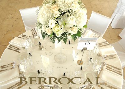Centro mesa, Copa Martini. Hortensias, rosas, Lilium, lisiantus, colores blanco y marfil .