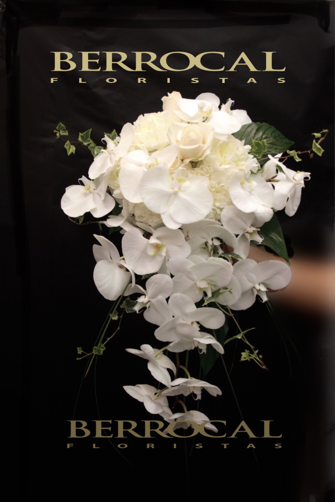 Ramo de novia en un estilo tradicional de cascada blanca. Orquídeas phalaenopsis, rosas, hiedra.