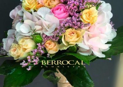Ramo de novia, con hortensias, rosas spray, limonium y hojas verdes. Ramo personalizado y se puede hacer para que coincida con los colores de su boda.