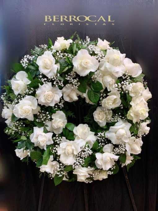 Corona funeral de rosas blancas. Cinta e inscripción a su elección.