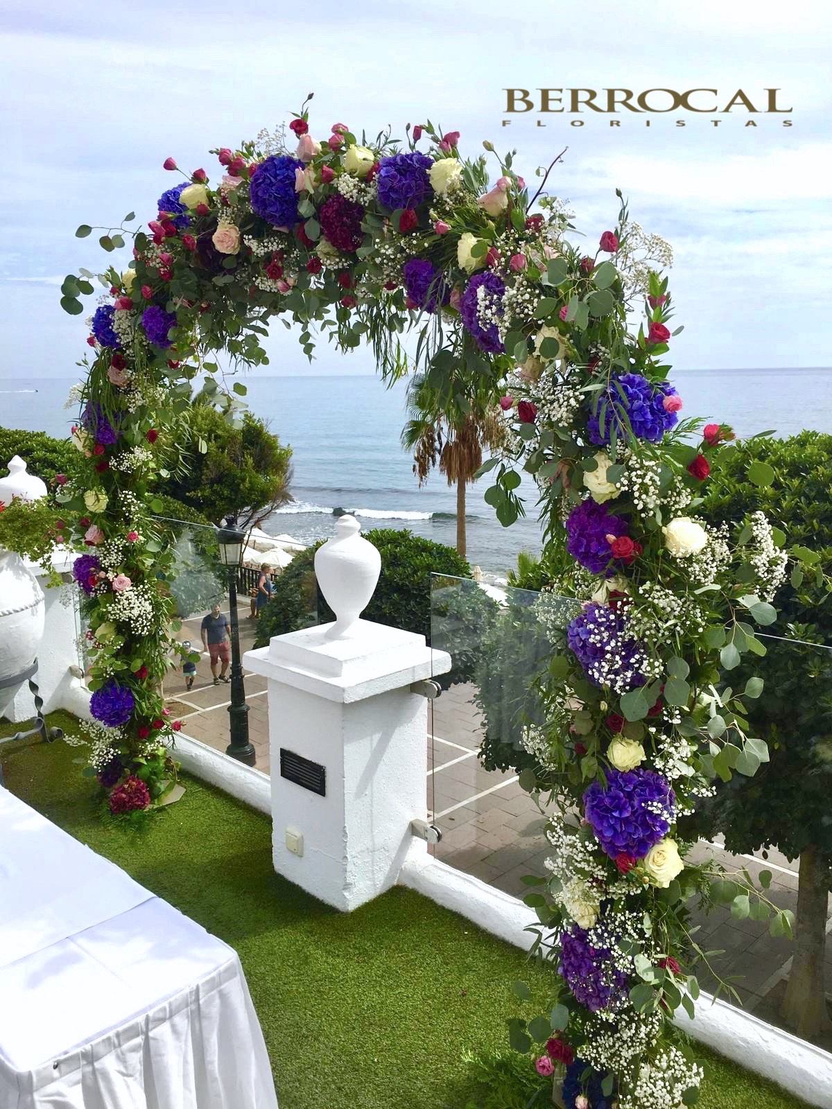 Arco floral con color! Ceremonia de boda. Hotel El Fuerte!