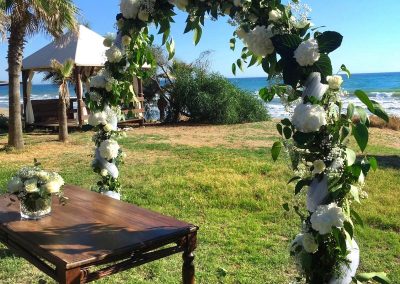 Arco blanco,con verdes, flores y tul blanco Y Composición coordinada de rosas blancas en cristal, mesa Ceremonia Boda.