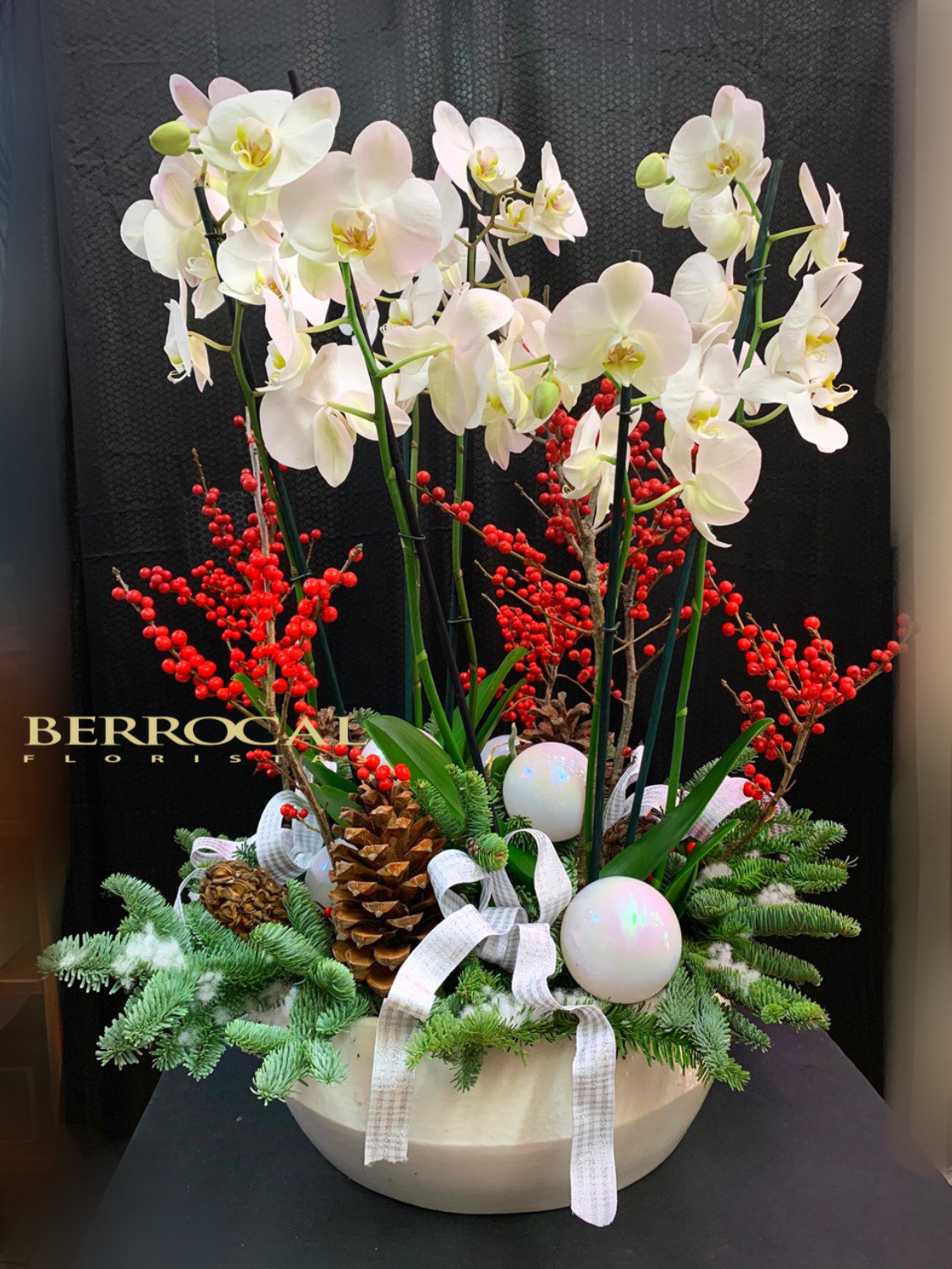 Christmas arrangement with orchids - Floristería en Marbella Berrocal  flores a domicilio.