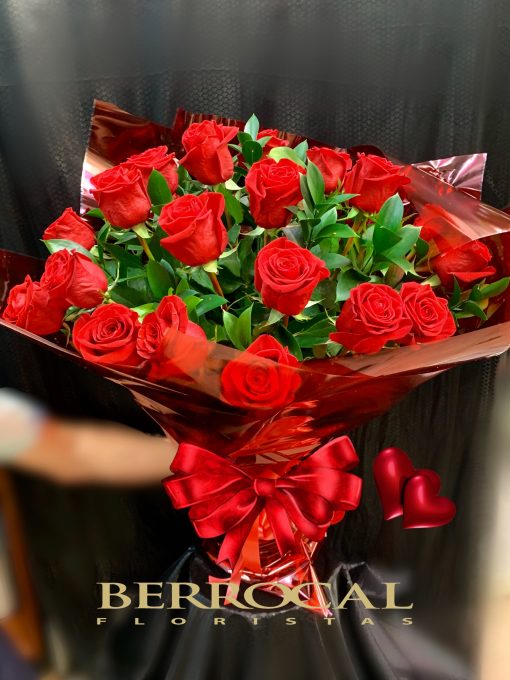 18 Rosas rojas, tallo largo. Presentación romántica.
