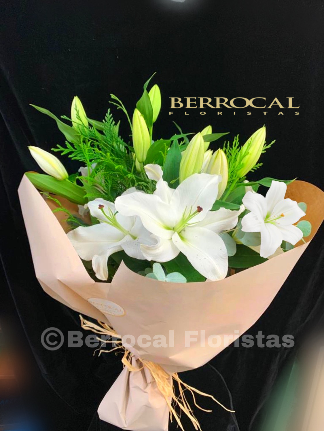 R-14 Bouquet of white oriental Lilies. - Floristería en Marbella Berrocal  flores a domicilio.